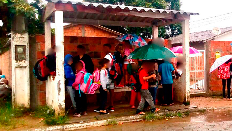 Crianças sofrem em dias de chuva para ir a escola - TopElegance